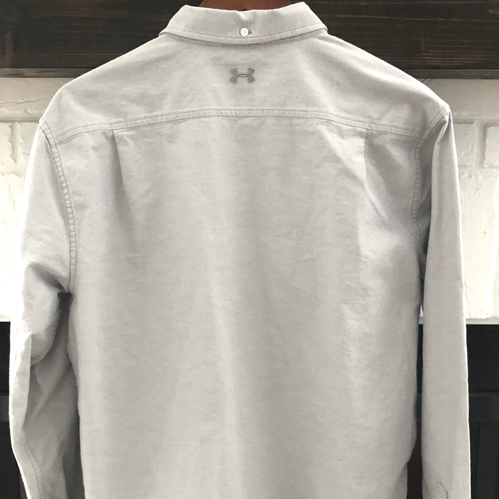 Men’s Underarmour Button Up Shirt, Light Gray, Size Large.